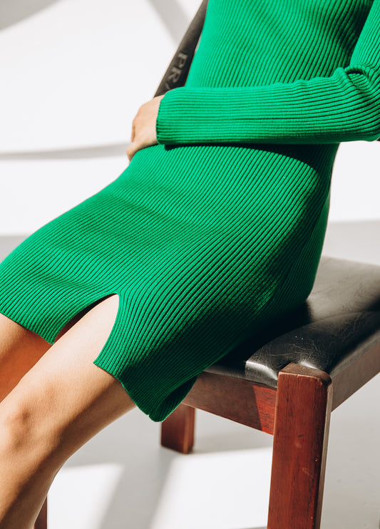 Коротка сукня з спокусливим вирізом