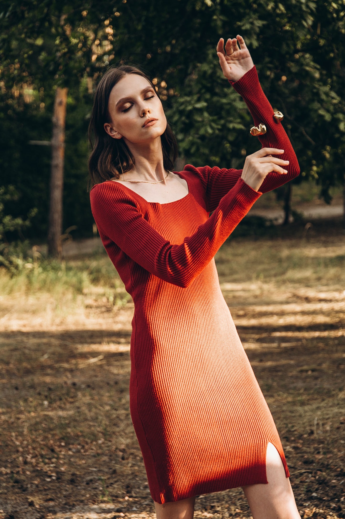 Коротка сукня з спокусливим вирізом