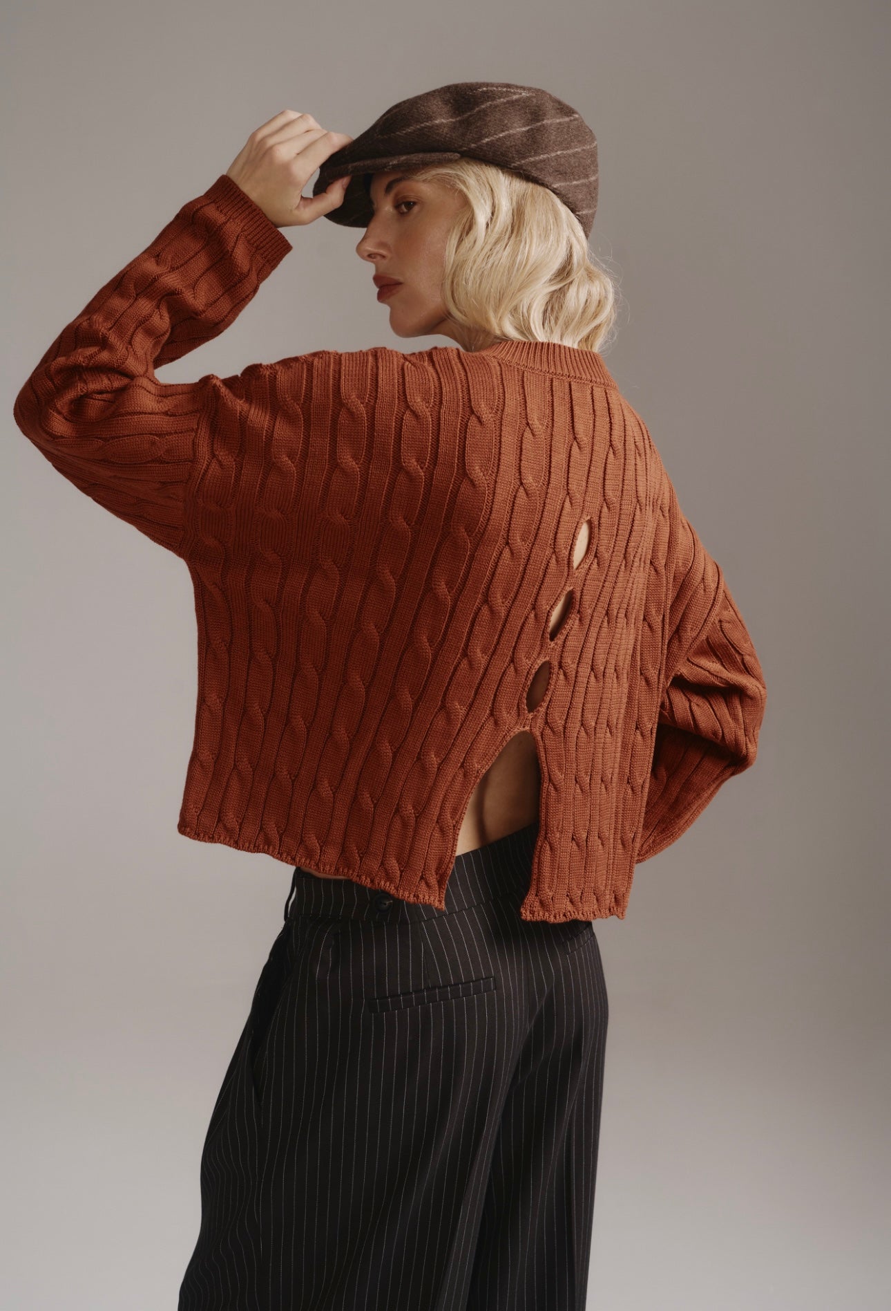 Укорочений светр косичка