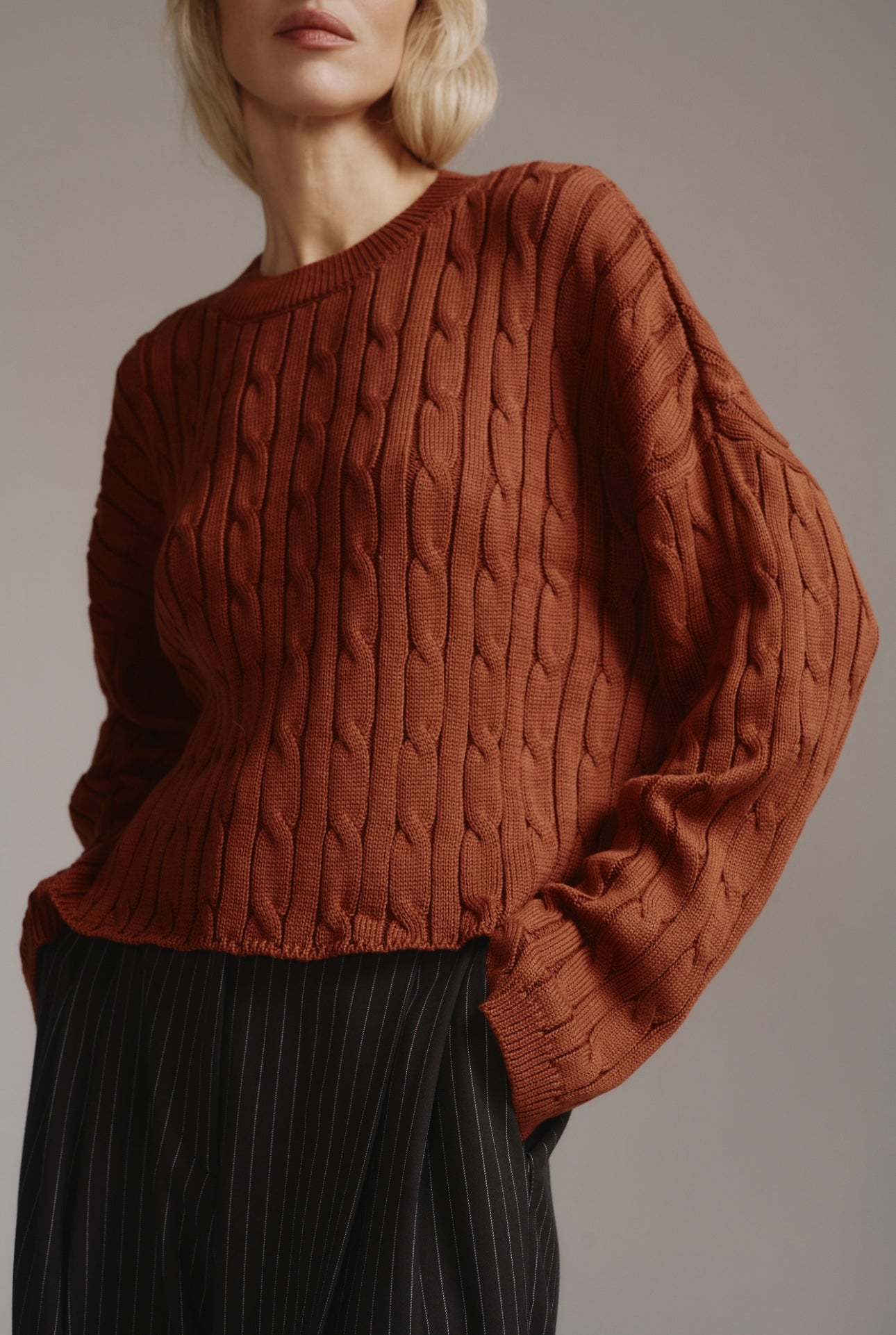 Укорочений светр косичка