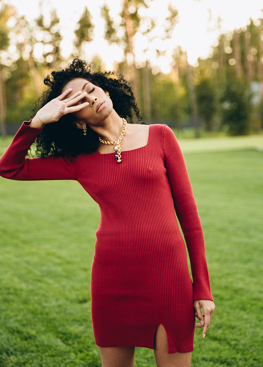 Коротка сукня з спокусливим вирізом