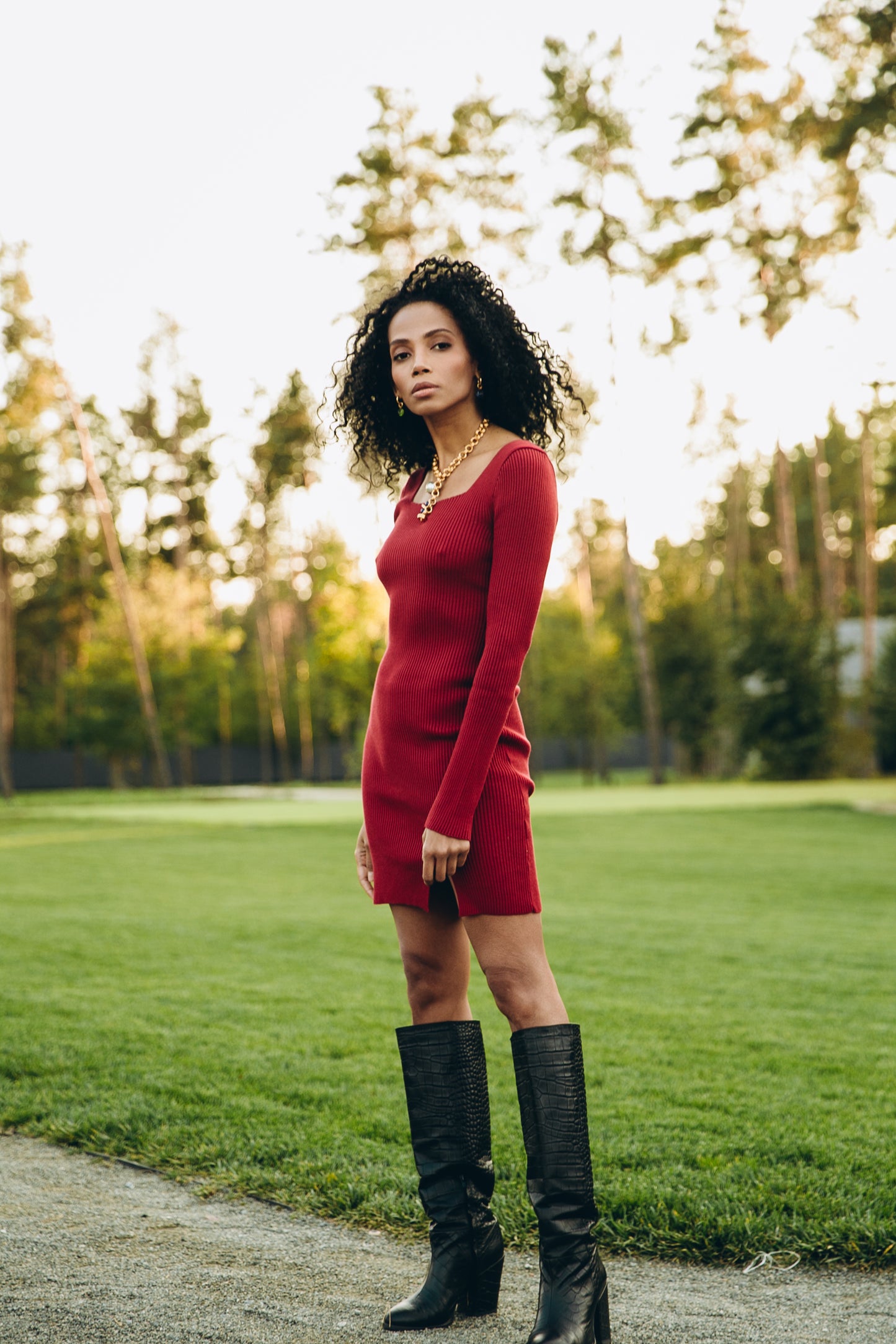 Коротка сукня з спокусливим вирізом