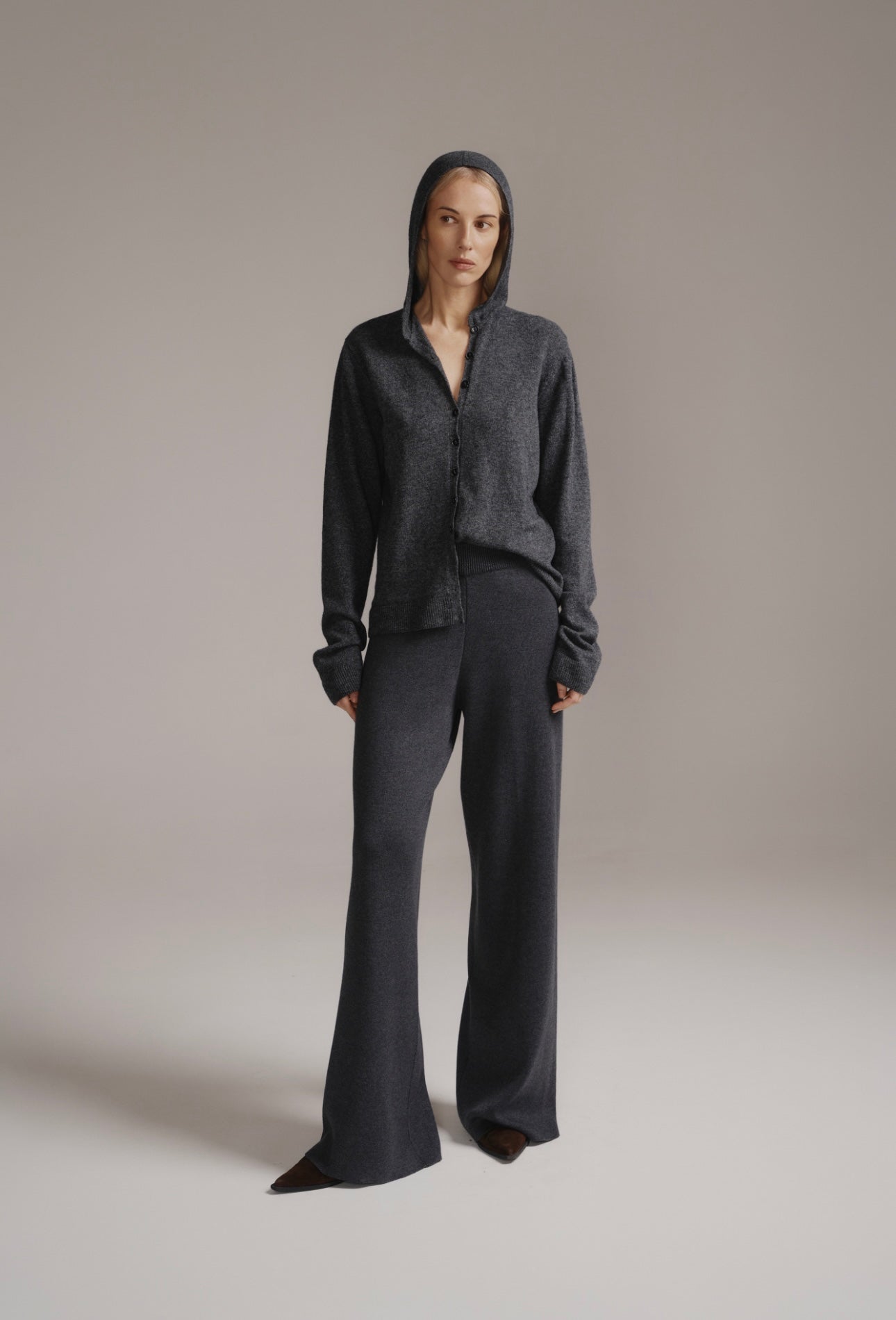 Кофта з капішоном на гудзиках