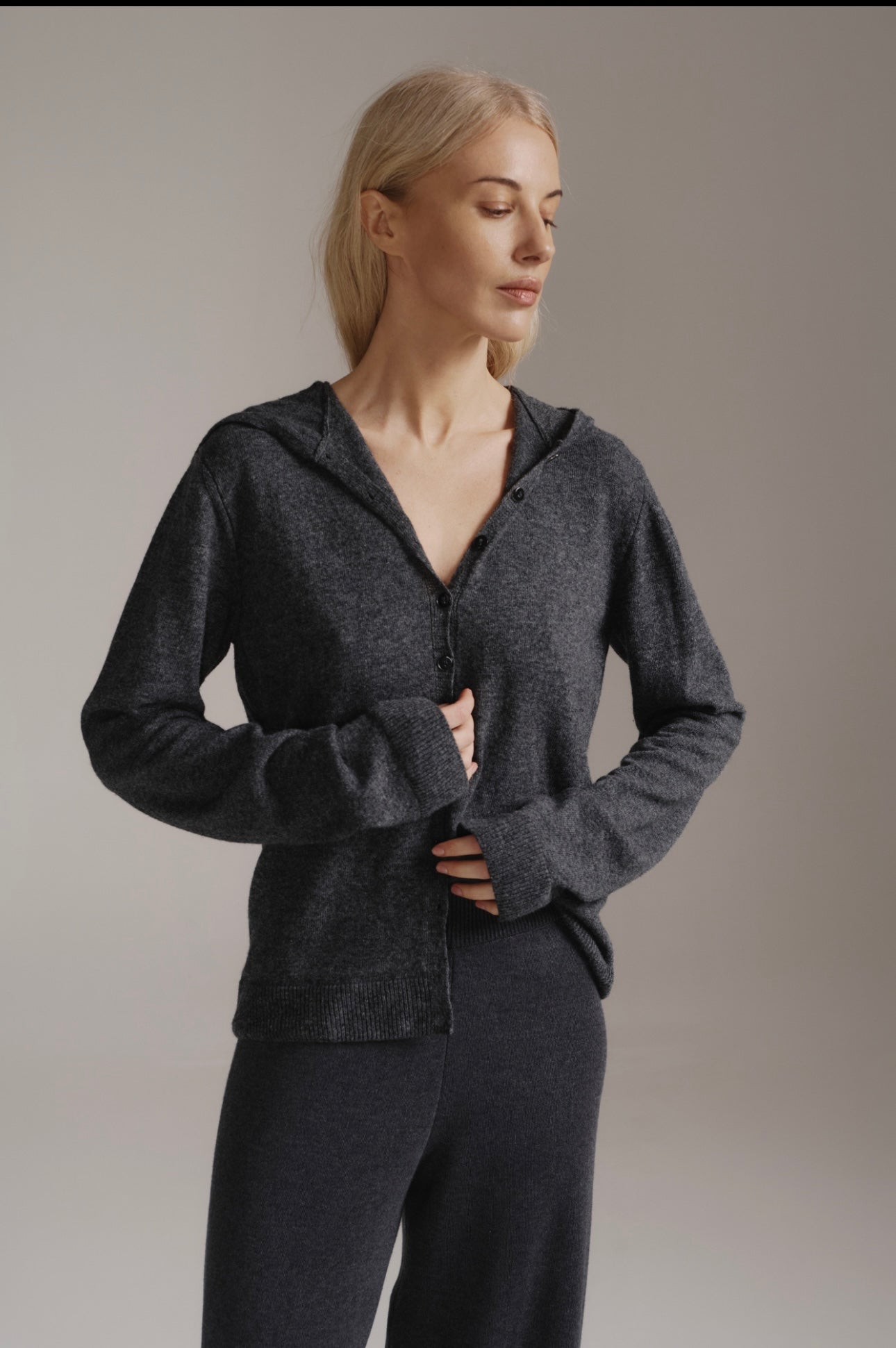 Кофта з капішоном на гудзиках