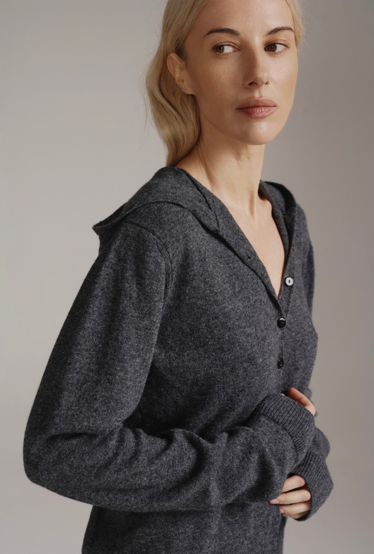Кофта з капішоном на гудзиках