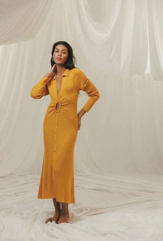 Сукня з вирізом