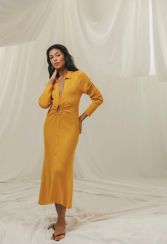 Сукня з вирізом