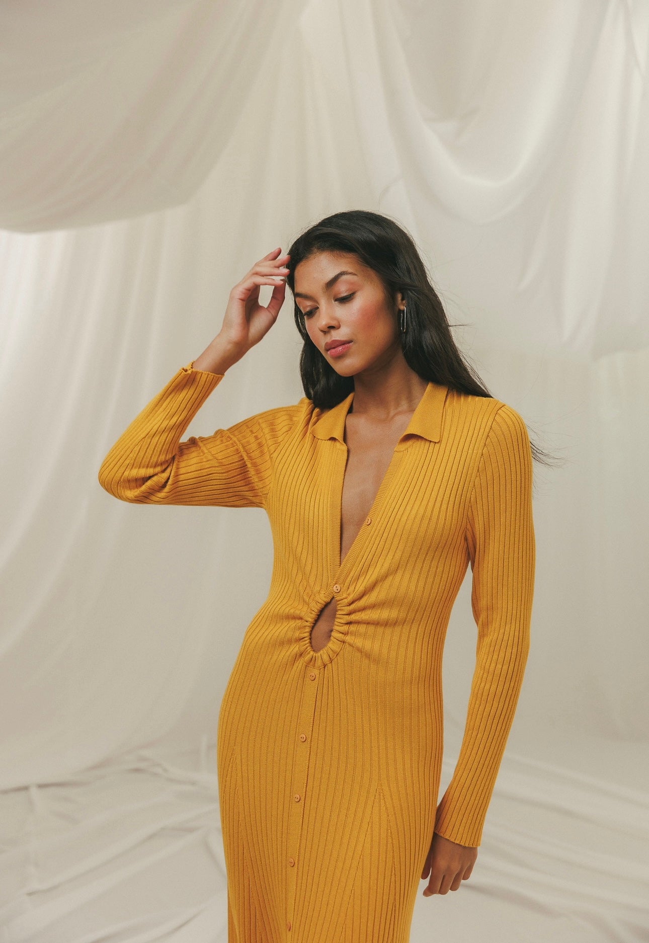 Сукня з вирізом