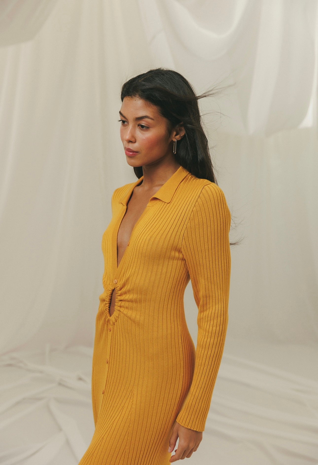 Сукня з вирізом