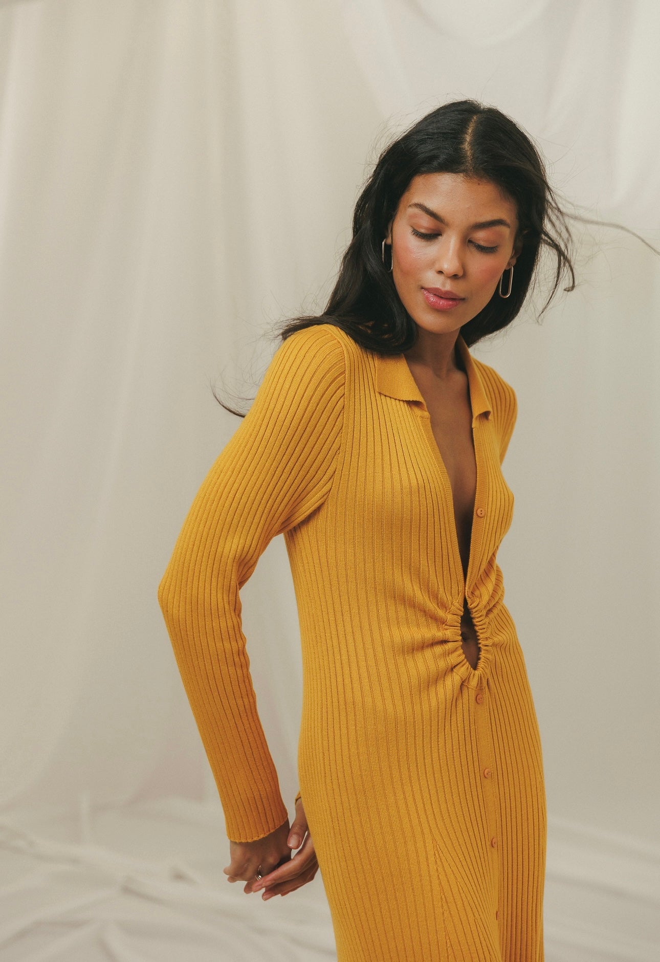 Сукня з вирізом