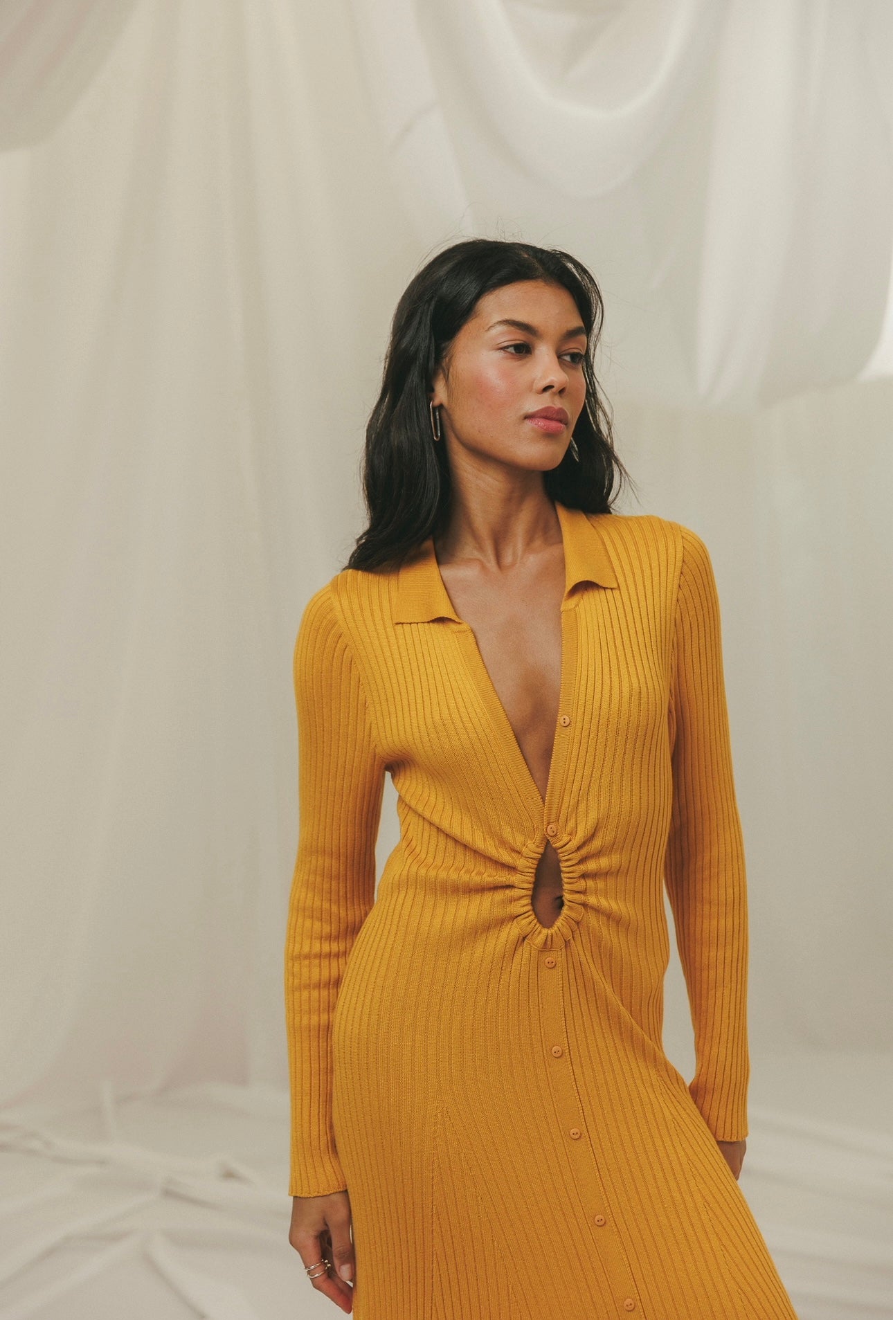 Сукня з вирізом