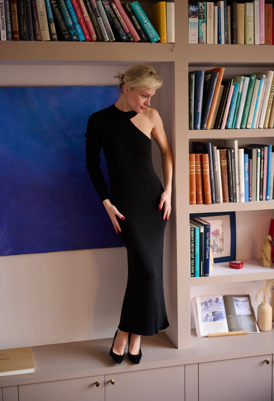 Сукня на одне плече з довгим рукавом